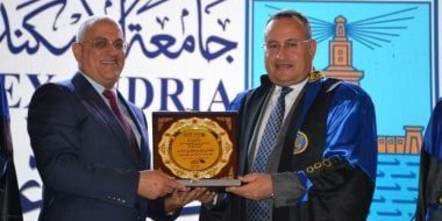 رئيس جامعة الإسكندرية يشهد تخرج دفعة جديدة من طلاب الماجستير بكلية الأعمال "EMBA"