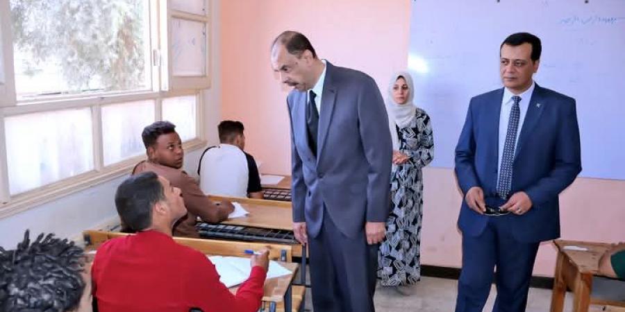 محافظ
سوهاج
يتفقد
سير
امتحانات
الدبلومات
الفنية
والشهادة
الإعدادي - تكنو بلس