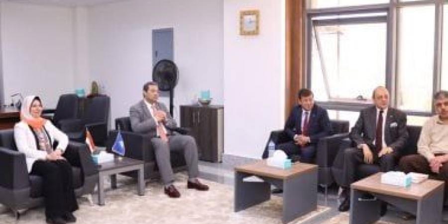 محافظ دمياط يلتقى مع ممثلى الجهاز القومى لتنظيم الاتصالات