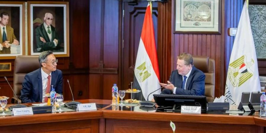 محافظ
البنك
المركزي
يلتقي
رئيس
البنك
الصناعي
والتجاري
الصيني - تكنو بلس
