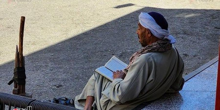 صورة اليوم من الأقصر.. عامل يتلو كتاب الله وينتظر الرزق بالشاكوش والأزميل