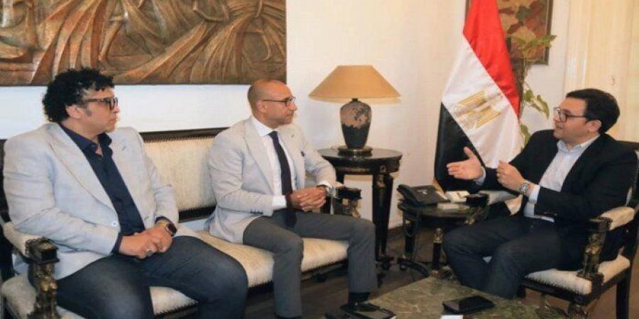 المايسترو
      تامر
      غنيم
      مديرًا
      للدورة
      33
      من
      مهرجان
      ومؤتمر
      الموسيقى
      العربية
      2025 - تكنو بلس