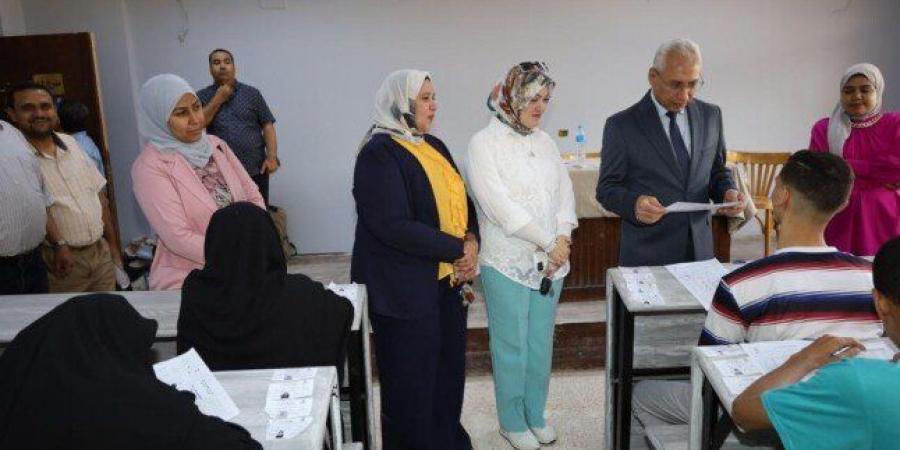 رئيس
      جامعة
      المنيا
      يتفقد
      الامتحانات:
      منع
      الهواتف
      ولا
      غش
      داخل
      اللجان - تكنو بلس