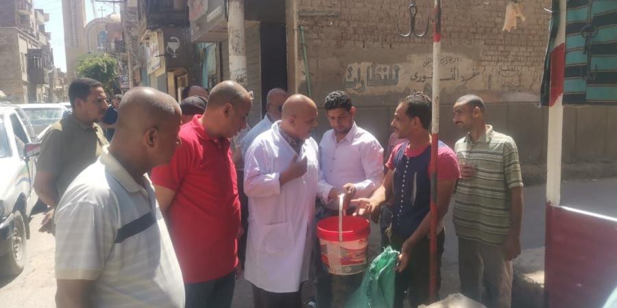 تحرير 55 محضرا فى حملة مكثفة لضبط الأسواق استعدادا لعيد الأضحى بسوهاج.. صور