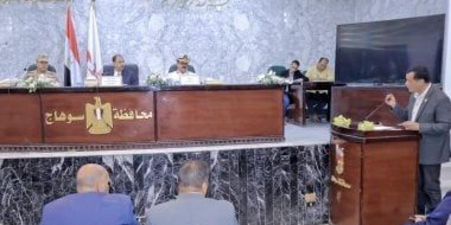 محافظ سوهاج يعقد اجتماعًا لبحث الاستعدادات النهائية لامتحانات الثانوية العامة