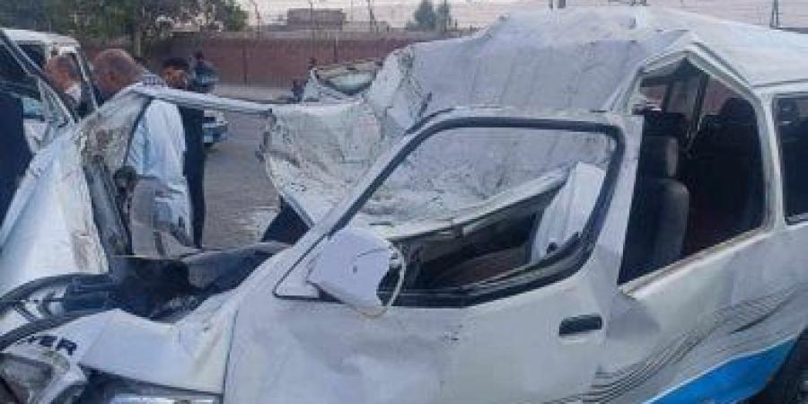 إصابة 8 أشخاص إثر انقلاب ميكروباص بالطريق الأوسطى