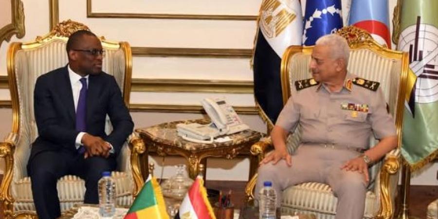 وزير
الدفاع
يلتقى
وزير
خارجية
جمهورية
بنين  - تكنو بلس