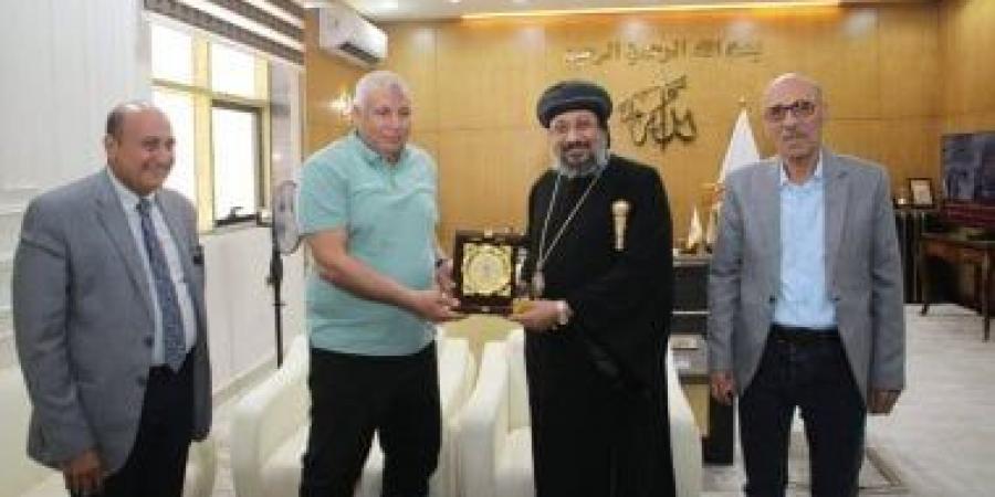 محافظ الوادى الجديد يستقبل أسقف عام المحافظة ووفد كنسى للتهنئة بعيد الأضحى