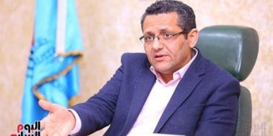 نقيب الصحفيين: الزميل أحمد سراج في منزله بعد يومين من الإفراج عنه
