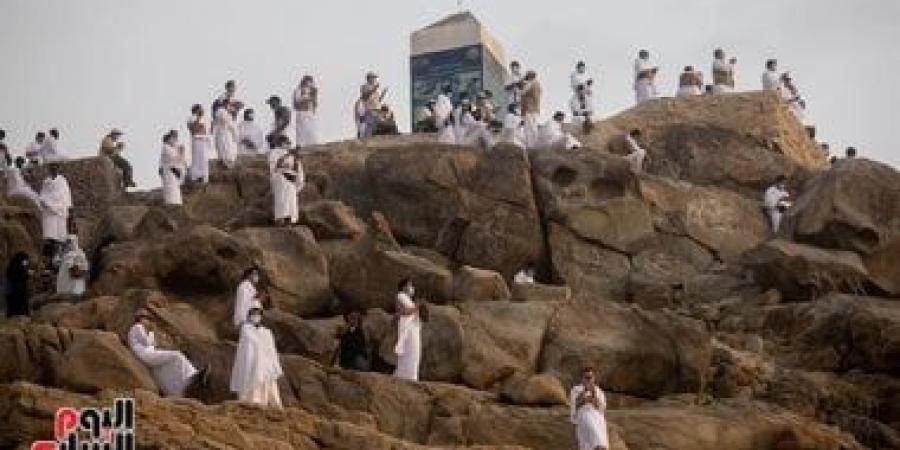 دموع على جبل الرحمة.. الحجاج يسطرون لحظات لا تنسى في عرفات