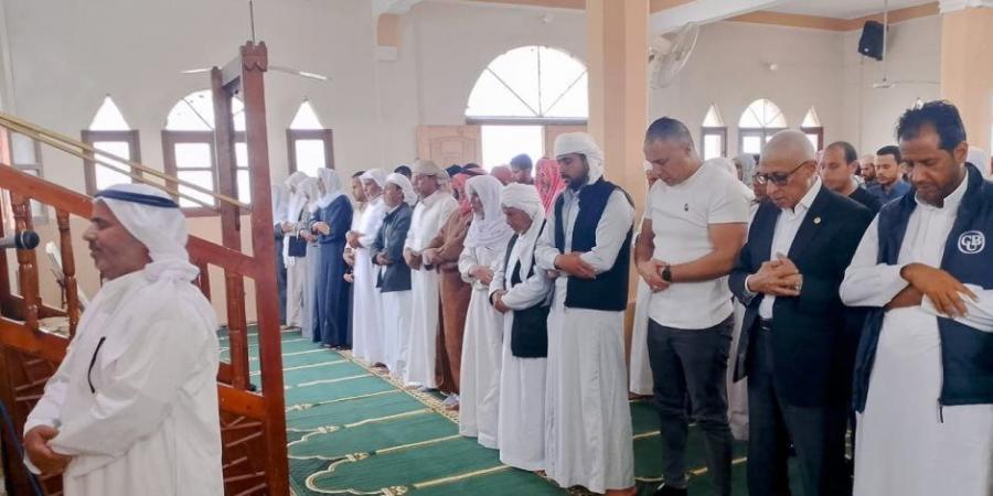 محافظ شمال سيناء يؤدي صلاه العيد وسط جموع المواطنين في مسجد الشلاق بالشيخ زويد  (صور) - تكنو بلس