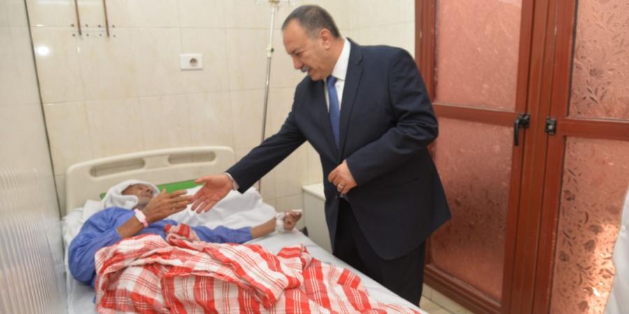 محافظ
أسيوط
يوزع
العيدية
على
نزلاء
المستشفيات..صور - تكنو بلس