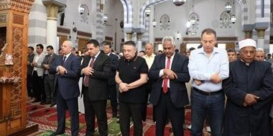 محافظ البحر الأحمر يؤدى صلاة عيد الأضحى بمسجد عبد المنعم رياض بالغردقة