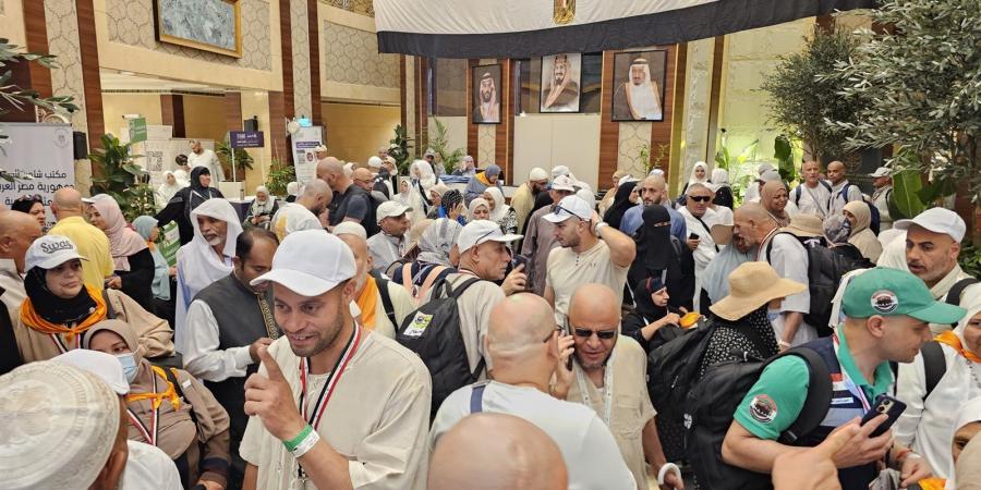 حجاج
      الجمعيات
      الأهلية
      يؤدون
      رمي
      الجمرات
      في
      أول
      أيام
      التشريق - تكنو بلس