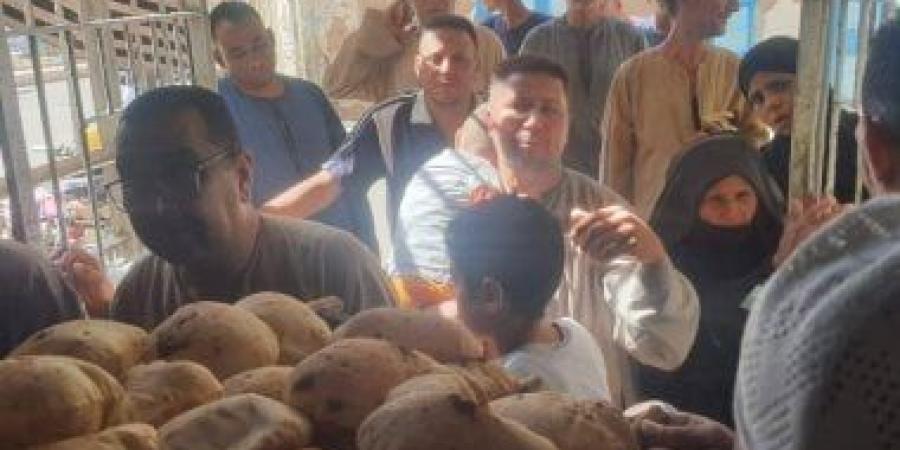 تحرير 58 محضرا ومخالفة تموينية فى حملات على مخابز وأسواق الأقصر فى العيد