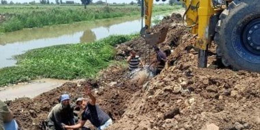 إصلاح كسر بماسورة مياه رئيسية قطرها 450 مليمترًا على الطريق الدولي بكفر الشيخ