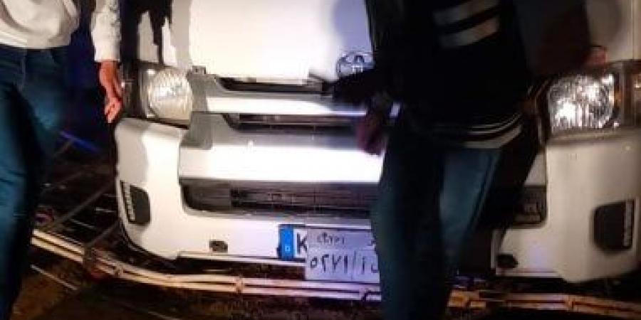 إصابة 18 شخصا إثر تصادم سيارتين فى طريق السخنة بالسويس