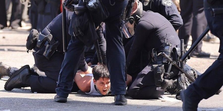سيناتور
روسي
:
اشتباكات
لوس
أنجلوس
تنذر
بانقسام
خطير
في
أمريكا - تكنو بلس