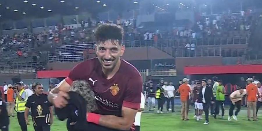 احتفالات
جنونية
للاعبي
سيراميكا بعد
تتويجهم
بلقب
كأس
العاصمة - تكنو بلس