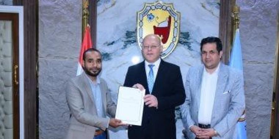 جامعة سوهاج تسلم عقود احتضان 5 مشروعات ناشئة ودعم مالى 300 ألف جنيه لكل مشروع