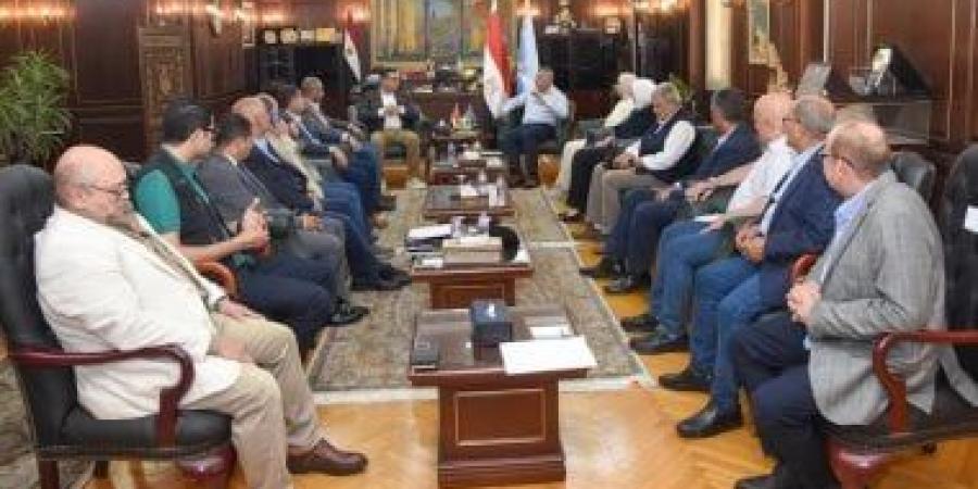 وزير الإسكان ومحافظ الإسكندرية يعقدان اجتماعا لمتابعة المشروعات المشتركة