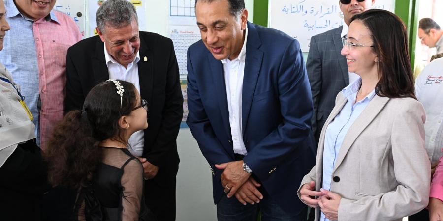 رئيس
      الوزراء
      يستمع
      لشرح
      حول
      البرنامج
      الصيفي
      من
      طالبة
      بقرية
      زاوية
      صقر - تكنو بلس
