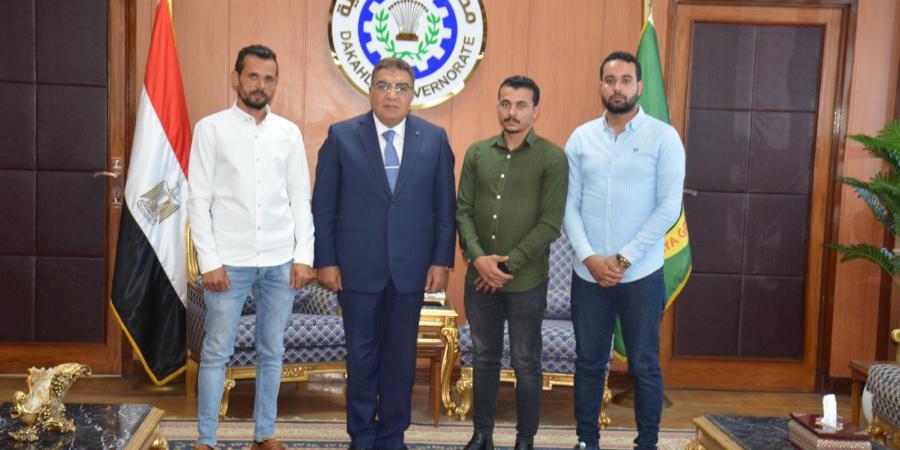 محافظ
      الدقهلية
      يطلق
      اسم
      شهيد
      الشهامة
      البطل
      خالد
      عبد
      العال
      على
      المدرسة
      الإعدادية
      بالقرية
      تخليدا
      وتكريما
      لبطولته
      وتضحياته - تكنو بلس