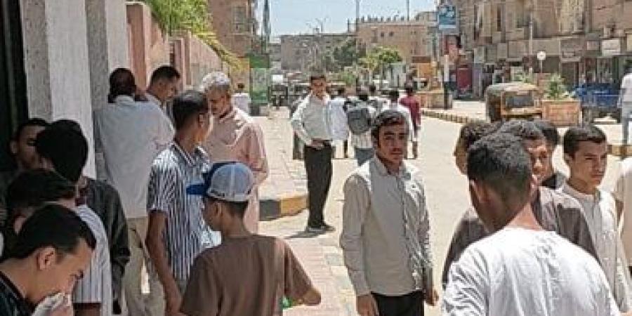طلاب الثانوية الأزهرية بسوهاج عن امتحان الفيزياء: يحتاج وقتا أطول
