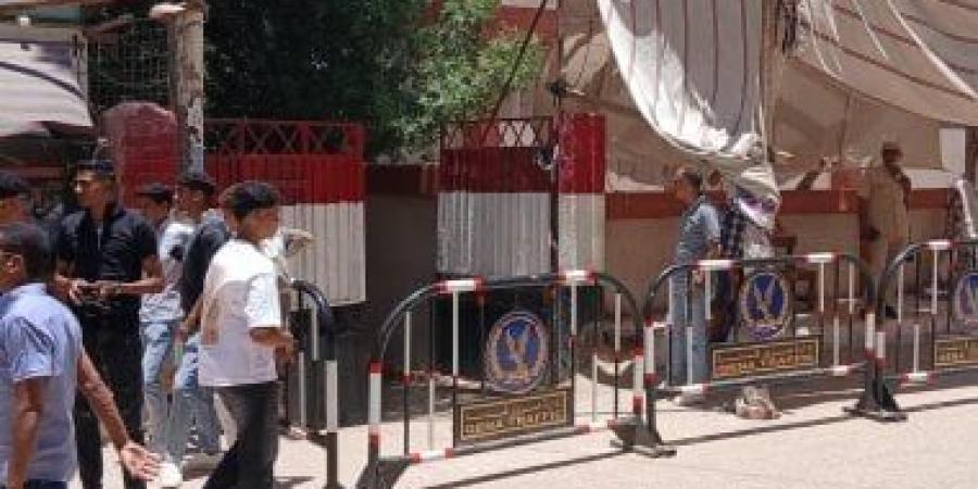 فرحة وارتياح.. انتهاء أول أيام امتحانات الثانوية العامة فى قنا "فيديو"