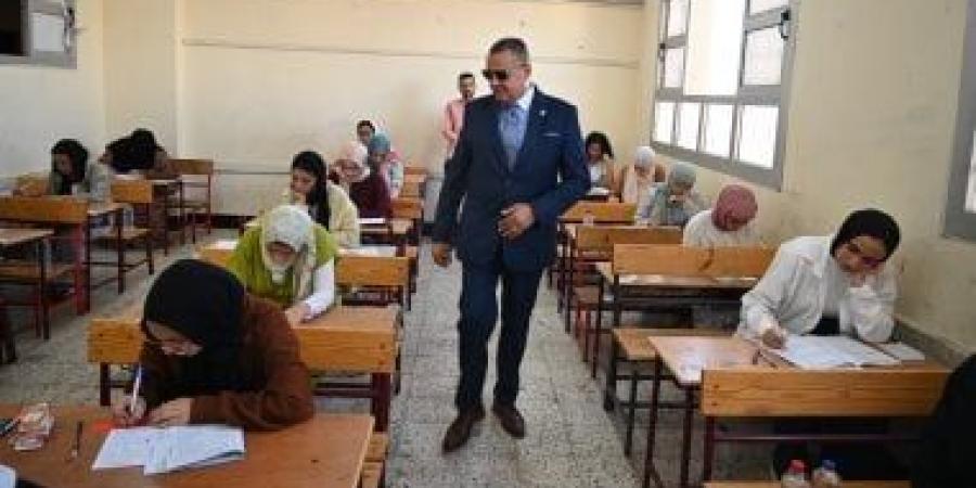 محافظ جنوب سيناء يتفقد لجان الثانوية العامة ويتابع توفير بيئة مريحة للطلاب