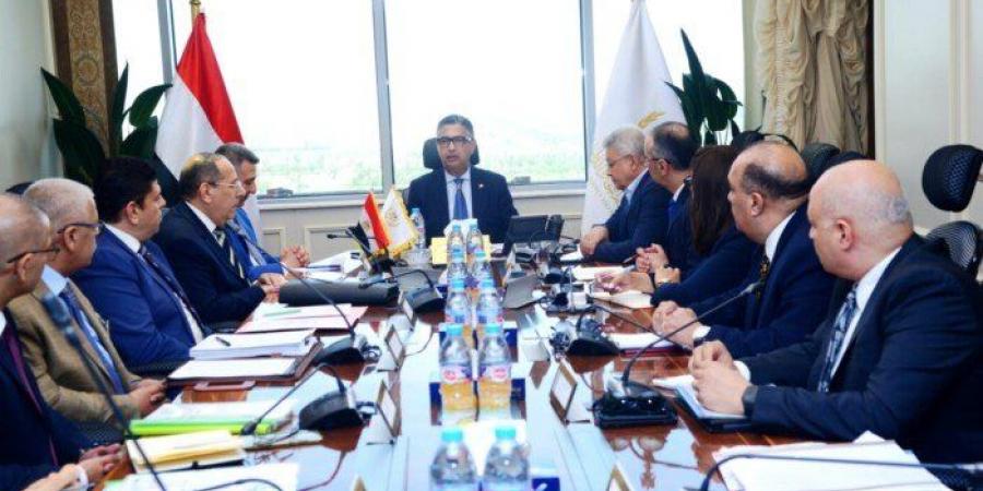 لمتابعة
      موقف
      المخزون
      الاستراتيجي..
      وزير
      التموين
      يعقد
      اجتماعًا
      مع
      قيادات
      القابضة
      للصناعات
      الغذائية - تكنو بلس