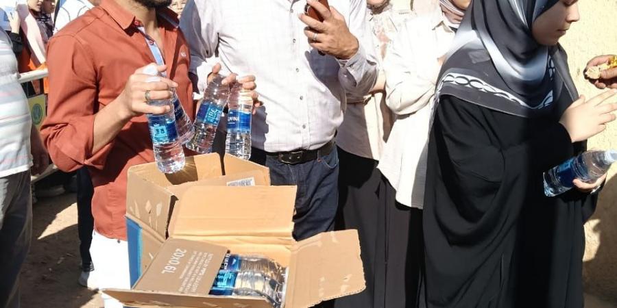 توزيع زجاجات مياه وشيكولاتة على طلاب الثانوية العامة فى الفيوم
