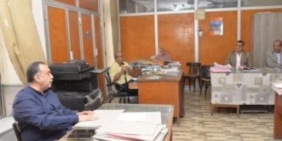 محافظ أسيوط يتفقد إدارة الحسابات بديوان عام المحافظة لمتابعة سير العمل