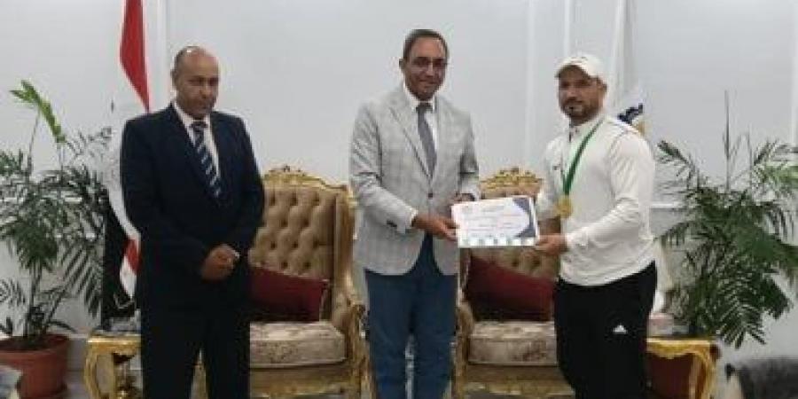 محافظ قنا يكرم بطل العالم في الووشو كونغ فو تقديرًا لإنجازاته الدولية