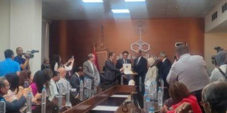 مسلمانى يكرم الكاتب الصحفى وائل السمرى خلال افتتاح استوديو نجيب محفوظ بماسبيرو