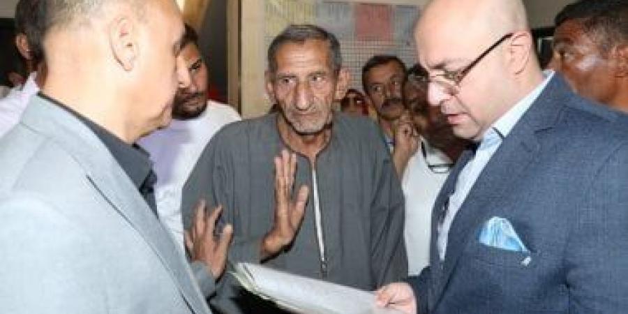 محافظ بني سويف يزور قرية كوم أبو خلاد ويوجه بحلول لمطالب واحتياجات الأهالى