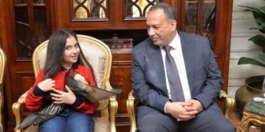 محافظ أسيوط يكرم الطالبة "أنجلينا عماد" ويمنحها درع المسئولية المجتمعية