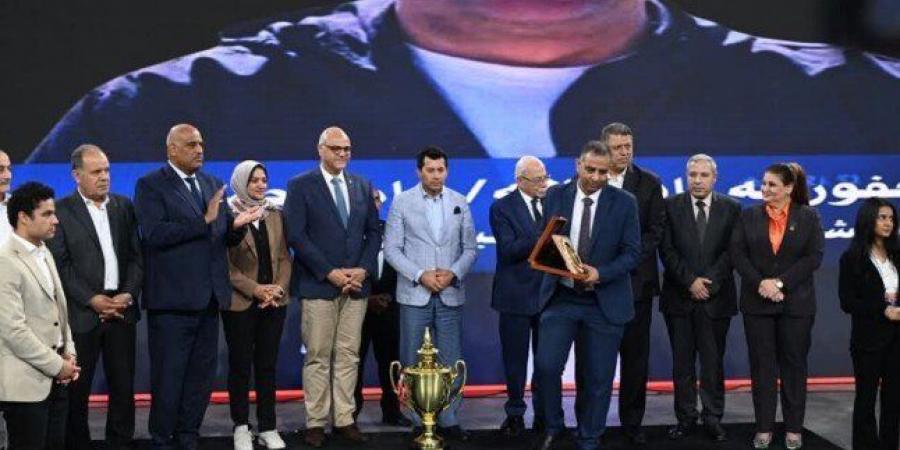 وزير
      الرياضة
      ومحافظ
      القليوبية
      يشهدان
      نهائي
      دوري
      مراكز
      الشباب
      لكرة
      اليد - تكنو بلس