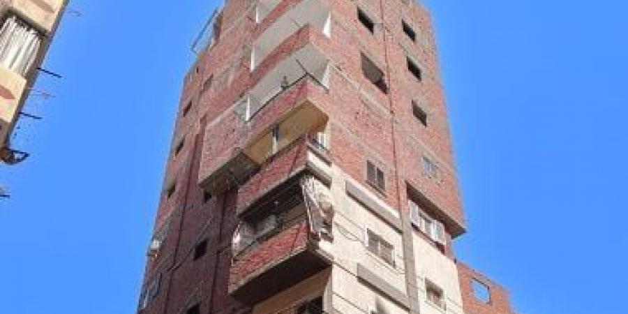 إزالة 5 أدوار مخالفة بعقار فى حى ثالث مدينة الإسماعيلية