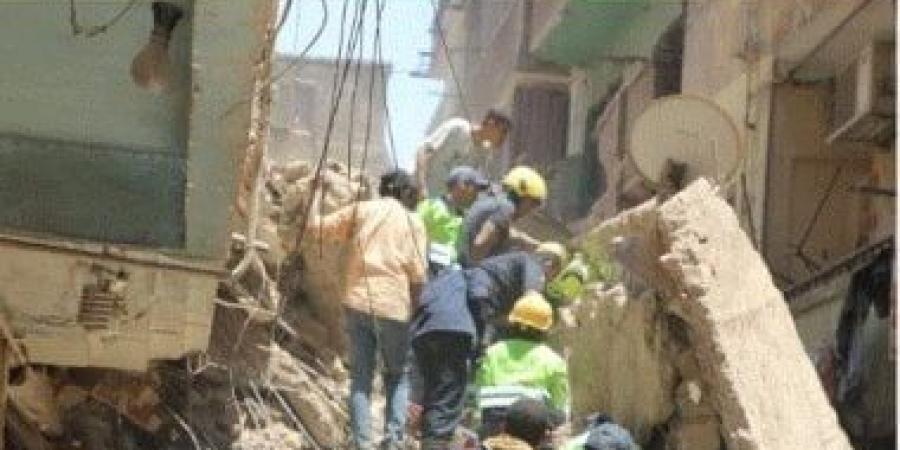 انتشال جثتين و13 ناجيا بعقار حدائق القبة المنهار
