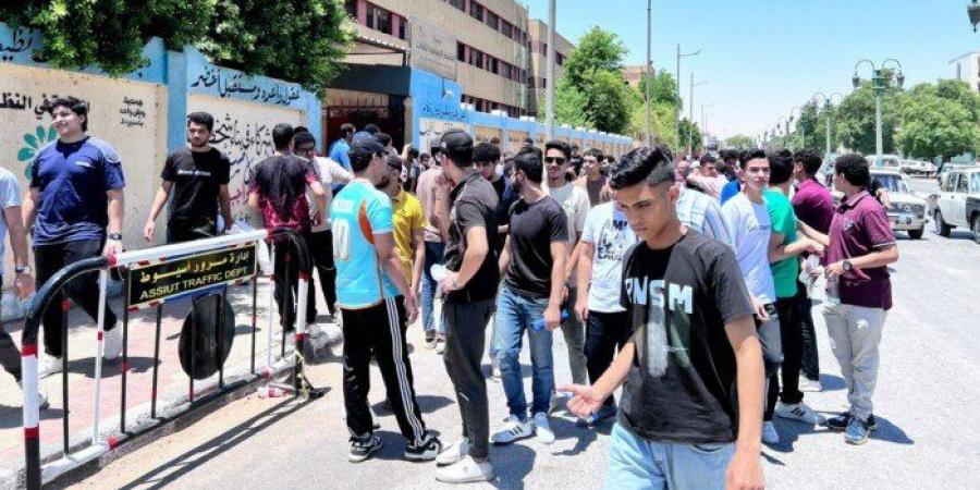 طلاب
      الثانوية
      العامة
      بأسيوط
      يشكون
      من
      صعوبة
      النحو
      وضيق
      الوقت - تكنو بلس